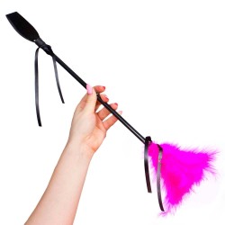 CRAVACHE AVEC PLUMEAU FUSHIA